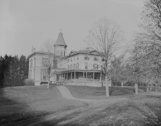 Rezydencja Johna Jacoba Astora w Rhinecliff, Nowy Jork, 1893-94 (srebrny odbitka żelatynowa)